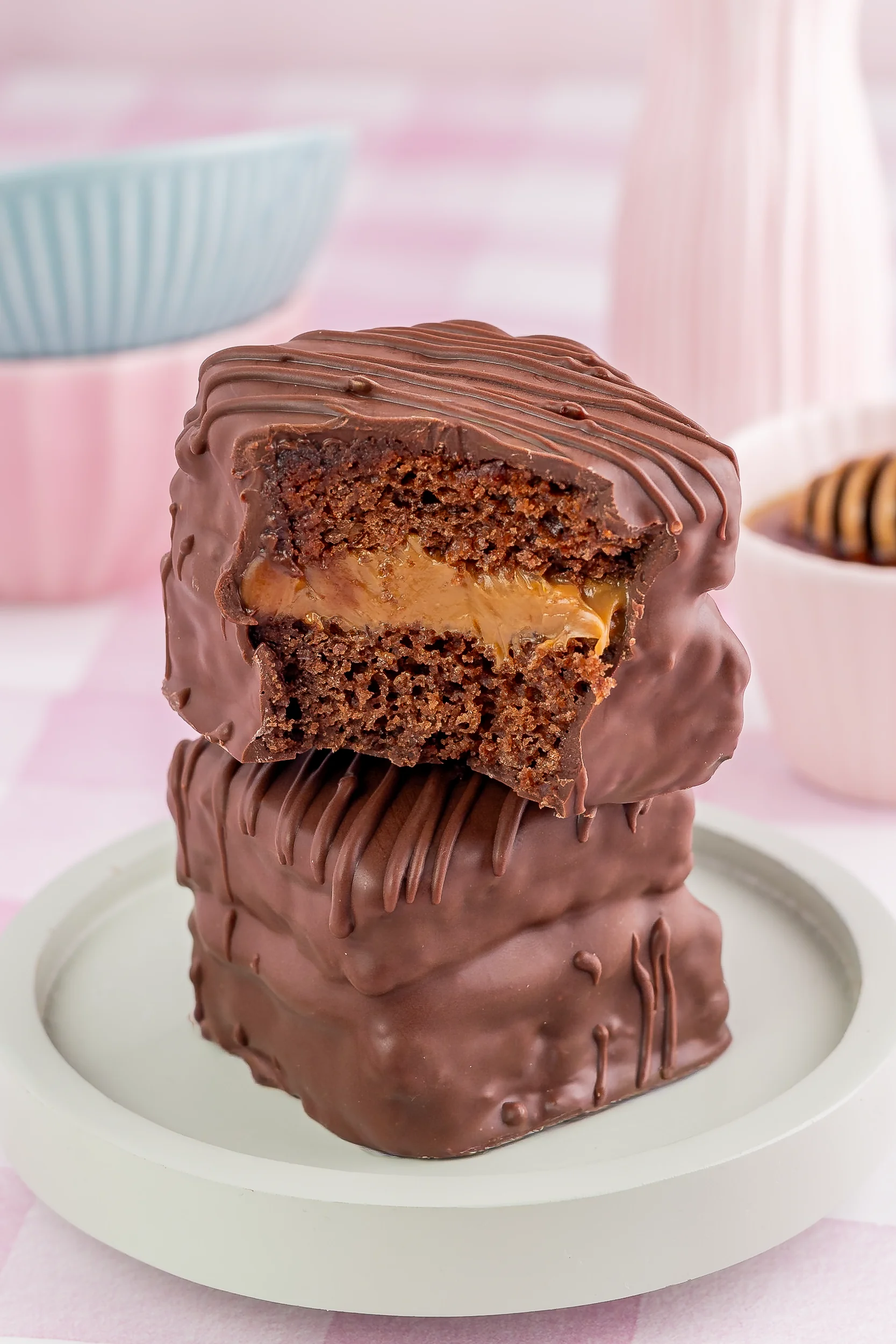 Bolo trufado coberto de chocolate